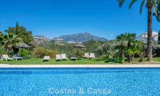 Apartamento luminoso, contemporáneo y reformado con vistas al mar en venta en las colinas de La Quinta, Marbella - Benahavís 801296 