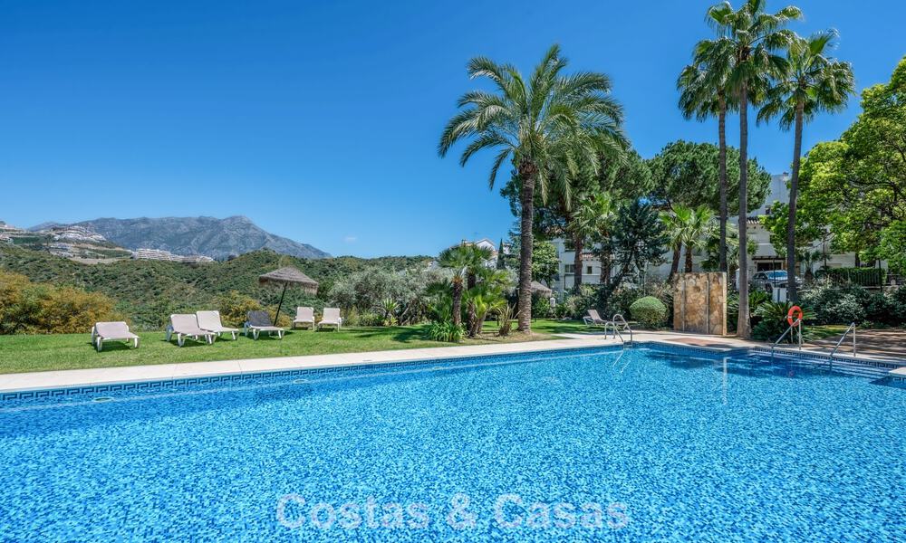 Apartamento luminoso, contemporáneo y reformado con vistas al mar en venta en las colinas de La Quinta, Marbella - Benahavís 801297