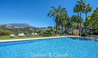 Apartamento luminoso, contemporáneo y reformado con vistas al mar en venta en las colinas de La Quinta, Marbella - Benahavís 801297 
