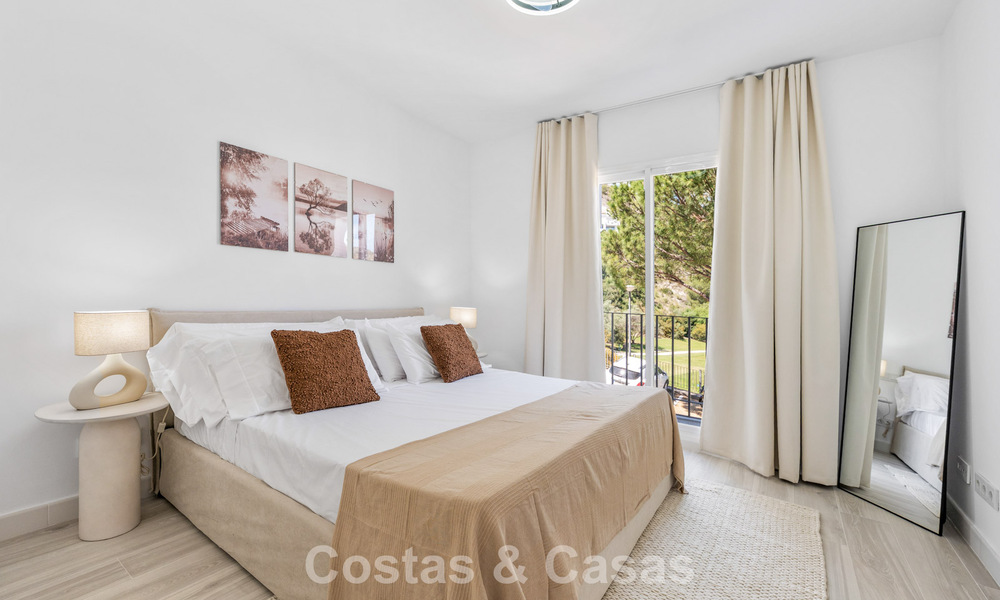 Apartamento luminoso, contemporáneo y reformado con vistas al mar en venta en las colinas de La Quinta, Marbella - Benahavís 801298