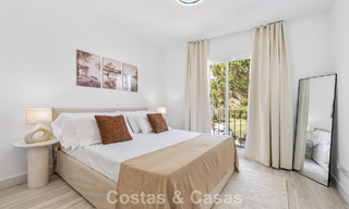 Apartamento luminoso, contemporáneo y reformado con vistas al mar en venta en las colinas de La Quinta, Marbella - Benahavís 801298 