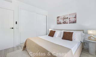 Apartamento luminoso, contemporáneo y reformado con vistas al mar en venta en las colinas de La Quinta, Marbella - Benahavís 801299 