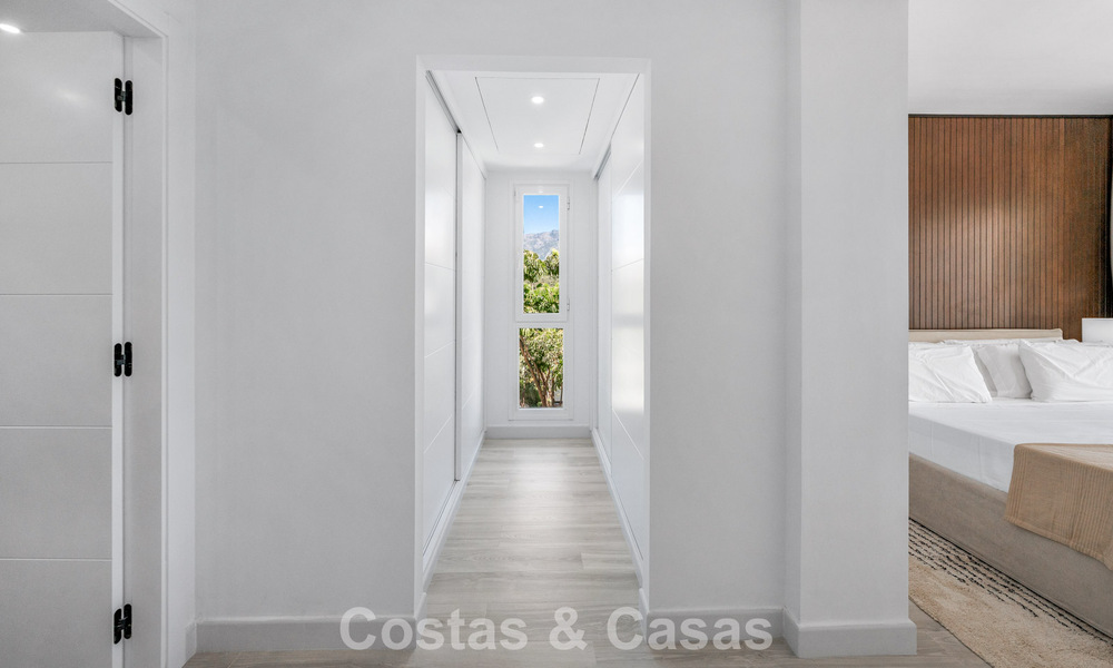 Apartamento luminoso, contemporáneo y reformado con vistas al mar en venta en las colinas de La Quinta, Marbella - Benahavís 801300