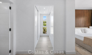 Apartamento luminoso, contemporáneo y reformado con vistas al mar en venta en las colinas de La Quinta, Marbella - Benahavís 801300 