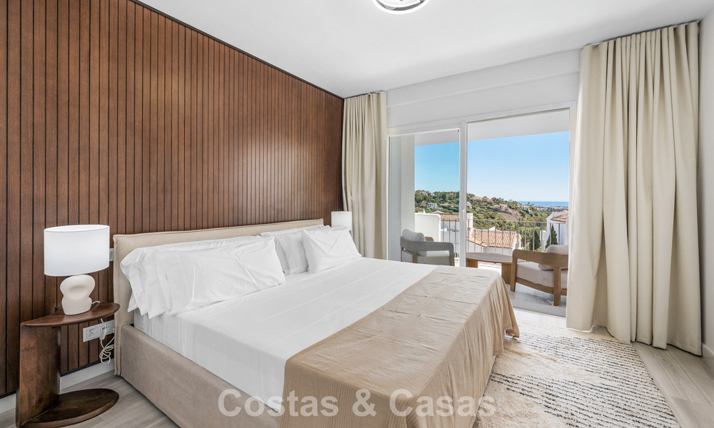 Apartamento luminoso, contemporáneo y reformado con vistas al mar en venta en las colinas de La Quinta, Marbella - Benahavís 801301