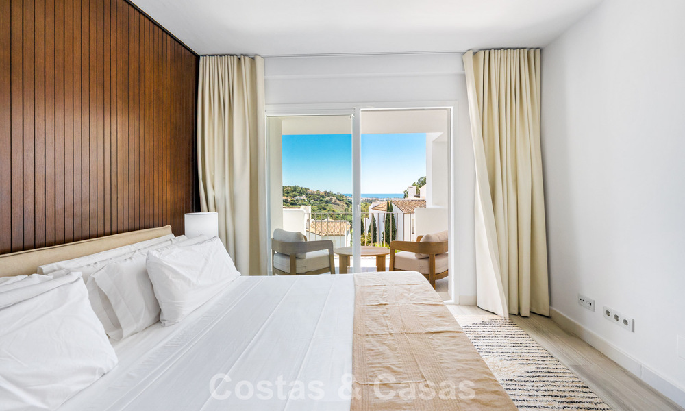 Apartamento luminoso, contemporáneo y reformado con vistas al mar en venta en las colinas de La Quinta, Marbella - Benahavís 801302