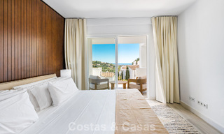 Apartamento luminoso, contemporáneo y reformado con vistas al mar en venta en las colinas de La Quinta, Marbella - Benahavís 801302 