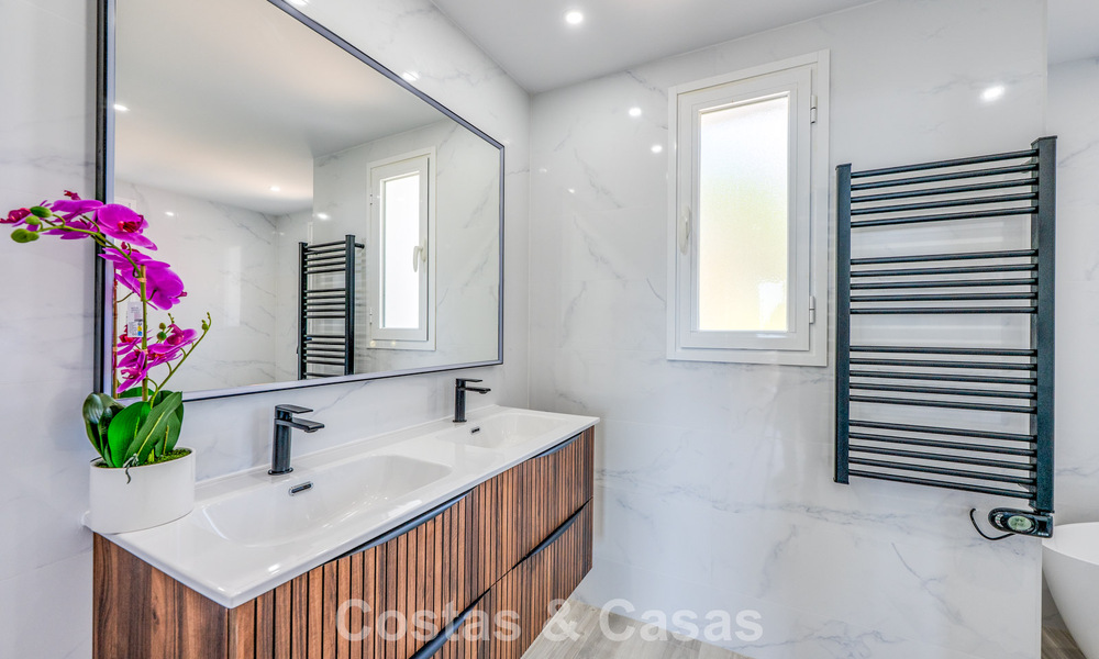 Apartamento luminoso, contemporáneo y reformado con vistas al mar en venta en las colinas de La Quinta, Marbella - Benahavís 801303