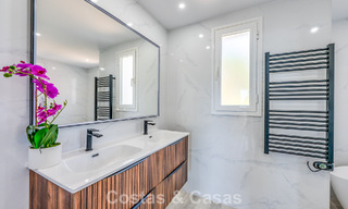 Apartamento luminoso, contemporáneo y reformado con vistas al mar en venta en las colinas de La Quinta, Marbella - Benahavís 801303 