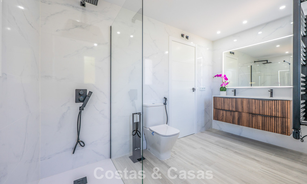 Apartamento luminoso, contemporáneo y reformado con vistas al mar en venta en las colinas de La Quinta, Marbella - Benahavís 801304