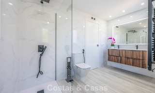 Apartamento luminoso, contemporáneo y reformado con vistas al mar en venta en las colinas de La Quinta, Marbella - Benahavís 801304 