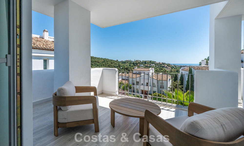 Apartamento luminoso, contemporáneo y reformado con vistas al mar en venta en las colinas de La Quinta, Marbella - Benahavís 801305