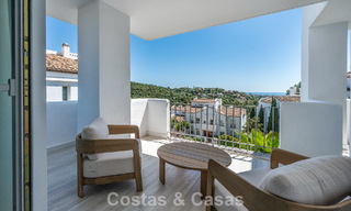 Apartamento luminoso, contemporáneo y reformado con vistas al mar en venta en las colinas de La Quinta, Marbella - Benahavís 801305 