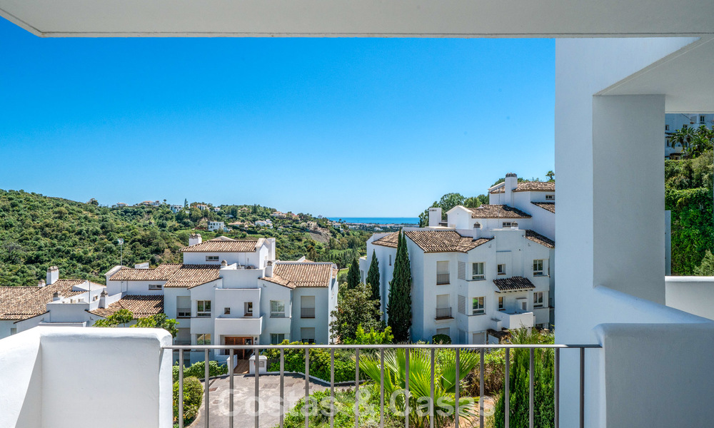 Apartamento luminoso, contemporáneo y reformado con vistas al mar en venta en las colinas de La Quinta, Marbella - Benahavís 801306
