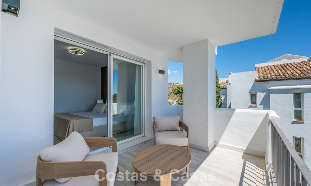 Apartamento luminoso, contemporáneo y reformado con vistas al mar en venta en las colinas de La Quinta, Marbella - Benahavís 801307