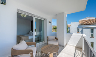 Apartamento luminoso, contemporáneo y reformado con vistas al mar en venta en las colinas de La Quinta, Marbella - Benahavís 801307 