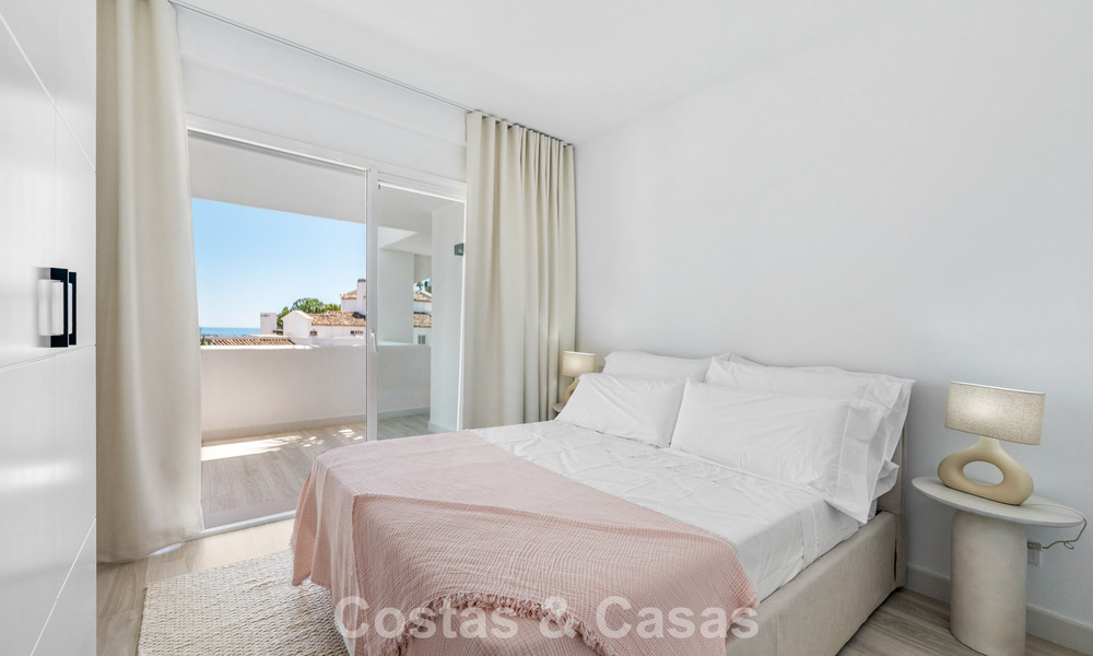Apartamento luminoso, contemporáneo y reformado con vistas al mar en venta en las colinas de La Quinta, Marbella - Benahavís 801308