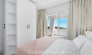 Apartamento luminoso, contemporáneo y reformado con vistas al mar en venta en las colinas de La Quinta, Marbella - Benahavís 801309 