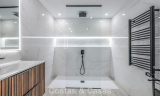 Apartamento luminoso, contemporáneo y reformado con vistas al mar en venta en las colinas de La Quinta, Marbella - Benahavís 801311 