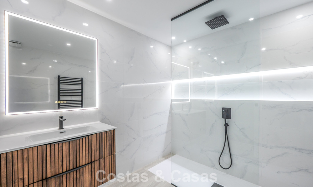 Apartamento luminoso, contemporáneo y reformado con vistas al mar en venta en las colinas de La Quinta, Marbella - Benahavís 801312