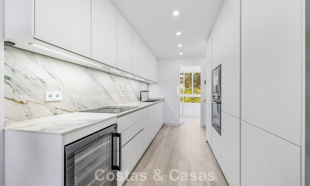 Apartamento luminoso, contemporáneo y reformado con vistas al mar en venta en las colinas de La Quinta, Marbella - Benahavís 801313