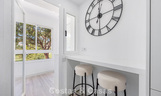 Apartamento luminoso, contemporáneo y reformado con vistas al mar en venta en las colinas de La Quinta, Marbella - Benahavís 801314 