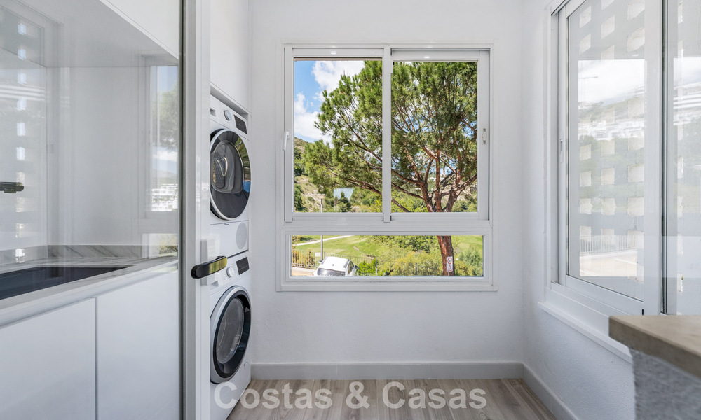 Apartamento luminoso, contemporáneo y reformado con vistas al mar en venta en las colinas de La Quinta, Marbella - Benahavís 801315