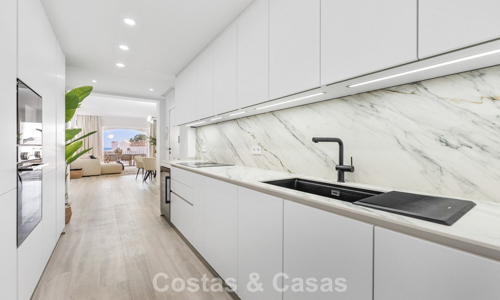 Apartamento luminoso, contemporáneo y reformado con vistas al mar en venta en las colinas de La Quinta, Marbella - Benahavís 801316