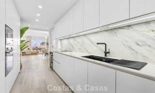 Apartamento luminoso, contemporáneo y reformado con vistas al mar en venta en las colinas de La Quinta, Marbella - Benahavís 801316 