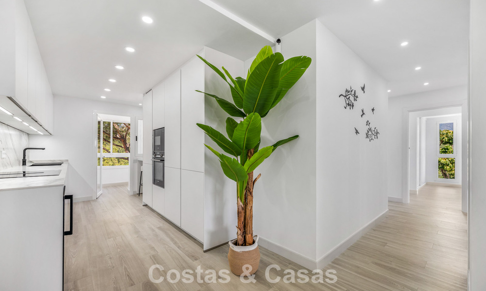 Apartamento luminoso, contemporáneo y reformado con vistas al mar en venta en las colinas de La Quinta, Marbella - Benahavís 801317