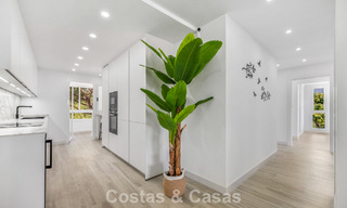 Apartamento luminoso, contemporáneo y reformado con vistas al mar en venta en las colinas de La Quinta, Marbella - Benahavís 801317 