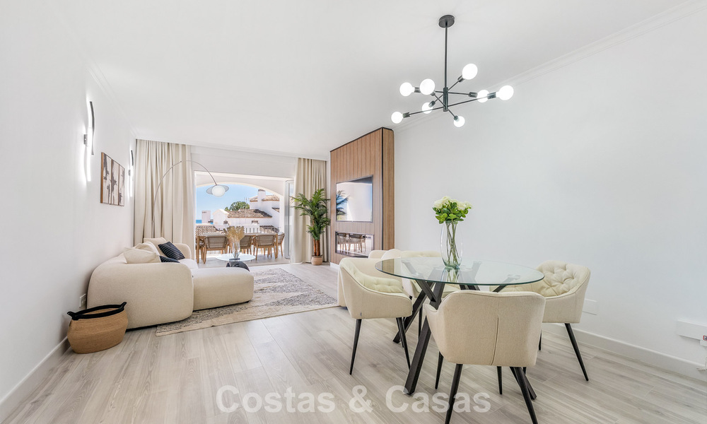 Apartamento luminoso, contemporáneo y reformado con vistas al mar en venta en las colinas de La Quinta, Marbella - Benahavís 801318