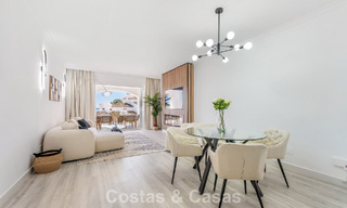 Apartamento luminoso, contemporáneo y reformado con vistas al mar en venta en las colinas de La Quinta, Marbella - Benahavís 801318 