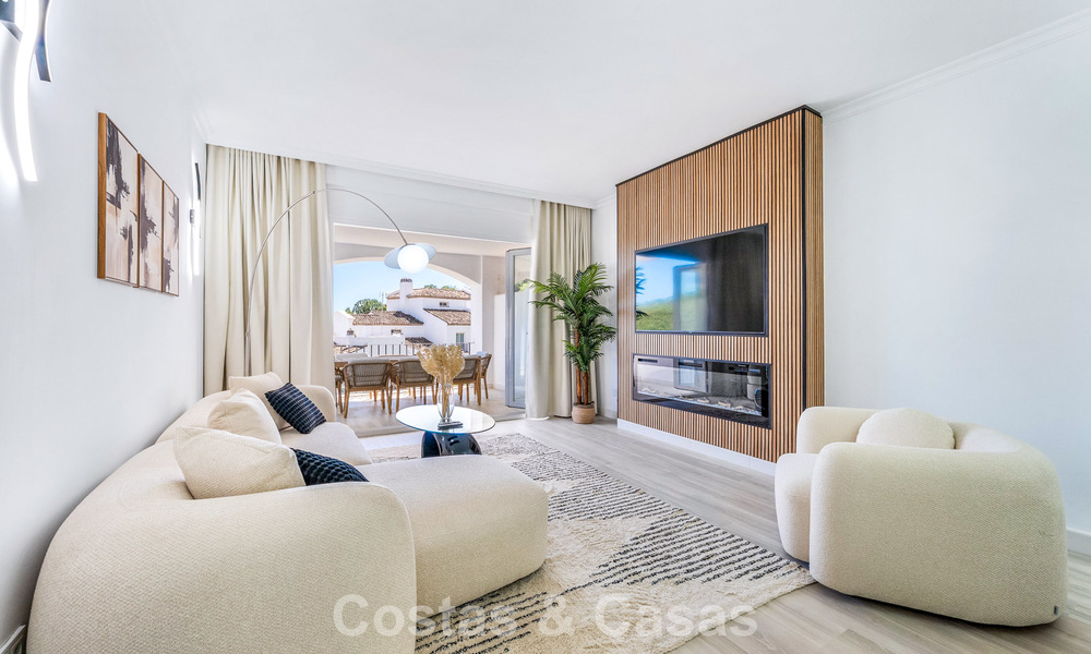 Apartamento luminoso, contemporáneo y reformado con vistas al mar en venta en las colinas de La Quinta, Marbella - Benahavís 801319