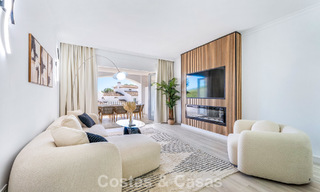 Apartamento luminoso, contemporáneo y reformado con vistas al mar en venta en las colinas de La Quinta, Marbella - Benahavís 801319 