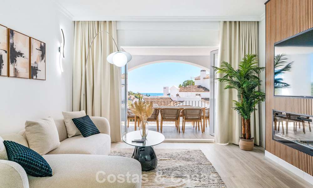 Apartamento luminoso, contemporáneo y reformado con vistas al mar en venta en las colinas de La Quinta, Marbella - Benahavís 801320