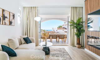 Apartamento luminoso, contemporáneo y reformado con vistas al mar en venta en las colinas de La Quinta, Marbella - Benahavís 801320 