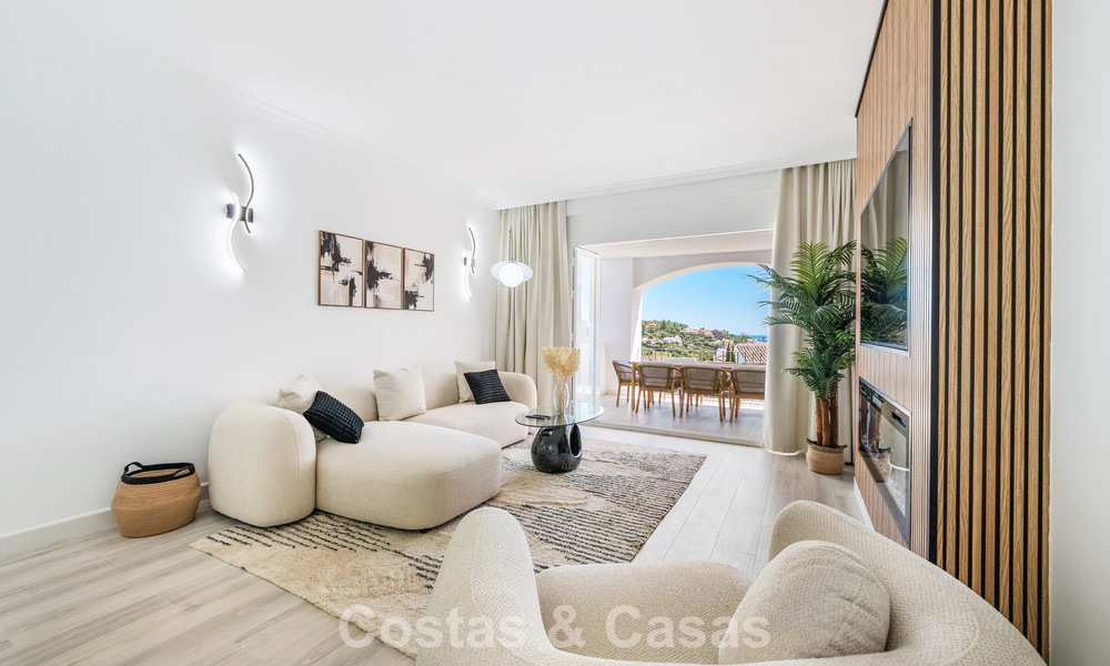 Apartamento luminoso, contemporáneo y reformado con vistas al mar en venta en las colinas de La Quinta, Marbella - Benahavís 801321