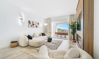 Apartamento luminoso, contemporáneo y reformado con vistas al mar en venta en las colinas de La Quinta, Marbella - Benahavís 801321 