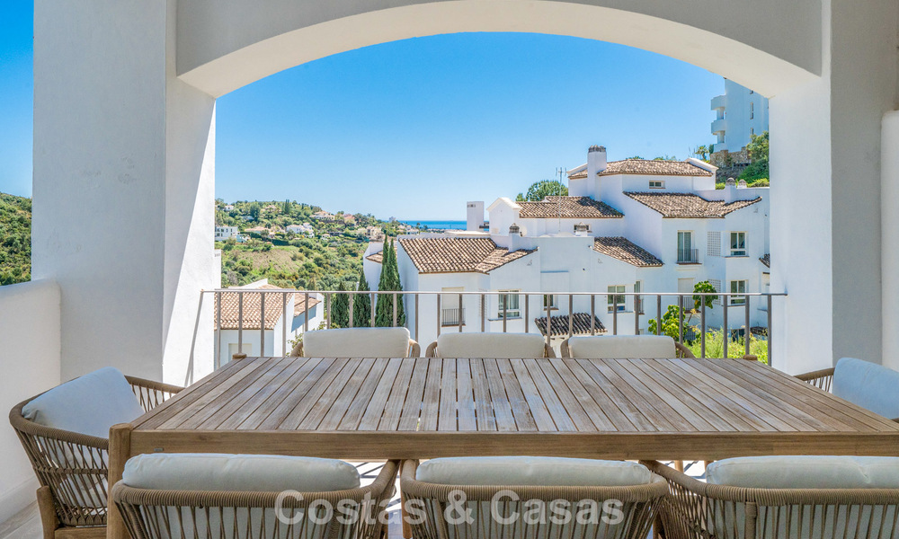 Apartamento luminoso, contemporáneo y reformado con vistas al mar en venta en las colinas de La Quinta, Marbella - Benahavís 801322