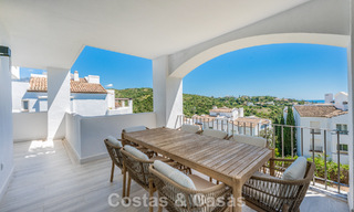 Apartamento luminoso, contemporáneo y reformado con vistas al mar en venta en las colinas de La Quinta, Marbella - Benahavís 801323 