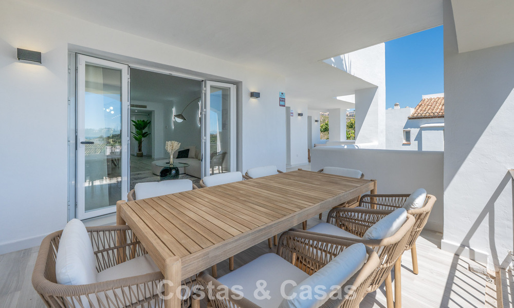 Apartamento luminoso, contemporáneo y reformado con vistas al mar en venta en las colinas de La Quinta, Marbella - Benahavís 801324