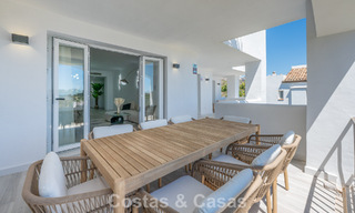 Apartamento luminoso, contemporáneo y reformado con vistas al mar en venta en las colinas de La Quinta, Marbella - Benahavís 801324 