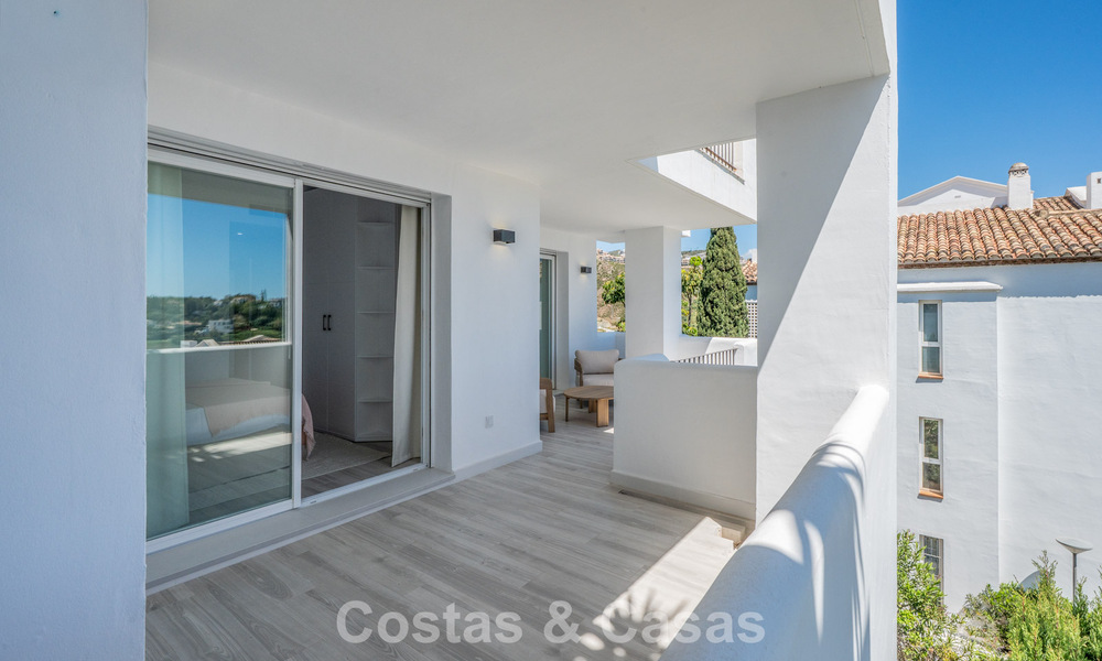 Apartamento luminoso, contemporáneo y reformado con vistas al mar en venta en las colinas de La Quinta, Marbella - Benahavís 801325