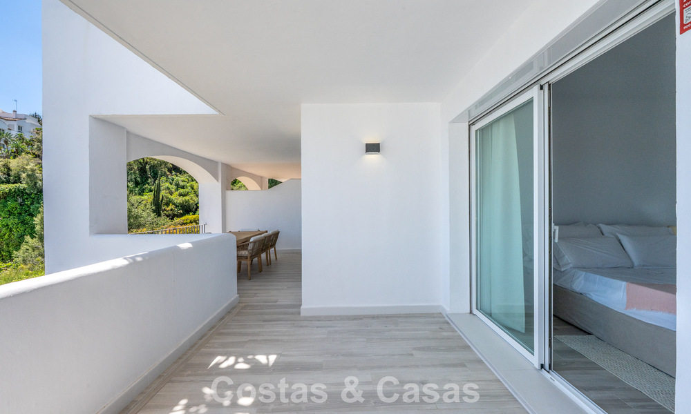 Apartamento luminoso, contemporáneo y reformado con vistas al mar en venta en las colinas de La Quinta, Marbella - Benahavís 801326