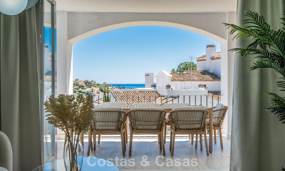 Apartamento luminoso, contemporáneo y reformado con vistas al mar en venta en las colinas de La Quinta, Marbella - Benahavís 801329