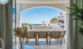Apartamento luminoso, contemporáneo y reformado con vistas al mar en venta en las colinas de La Quinta, Marbella - Benahavís 801329 