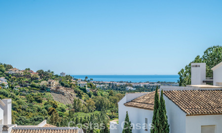 Apartamento luminoso, contemporáneo y reformado con vistas al mar en venta en las colinas de La Quinta, Marbella - Benahavís 801330