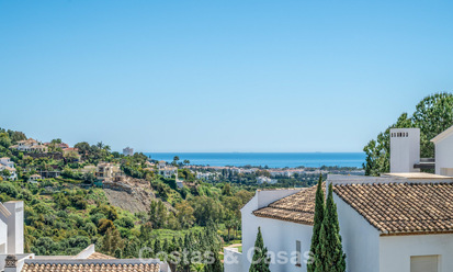 Apartamento luminoso, contemporáneo y reformado con vistas al mar en venta en las colinas de La Quinta, Marbella - Benahavís 801330
