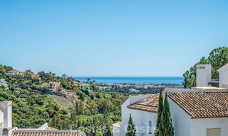 Apartamento luminoso, contemporáneo y reformado con vistas al mar en venta en las colinas de La Quinta, Marbella - Benahavís 801330 